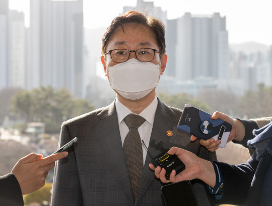 박범계 법무부 장관이 17일 오전 정부과천청사 법무부로 출근하며 취재진 질문에 답하고 있다.  연합뉴스